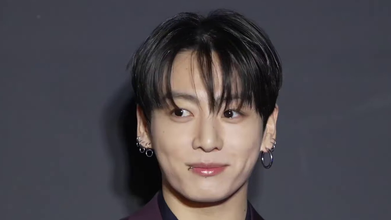 Jungkook se smiješi.